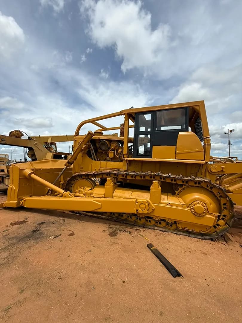 Bulldozer de oruga amarillo con el equipo instalado