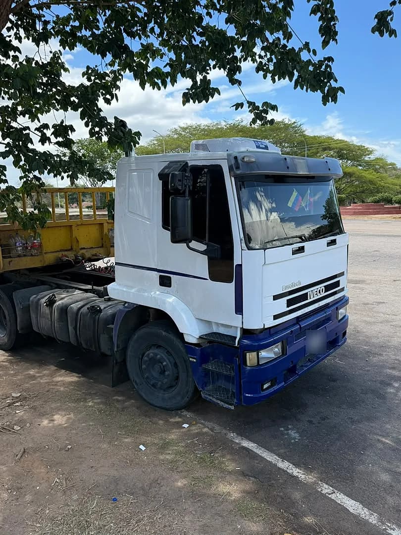 Camión Iveco Eurotech blanco con el equipo de aire acondicionado instalado en el techo de la cabina